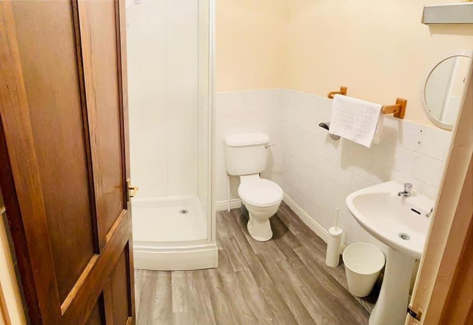 Bertie Pontypridd Hotel Trehafod ภายนอก รูปภาพ